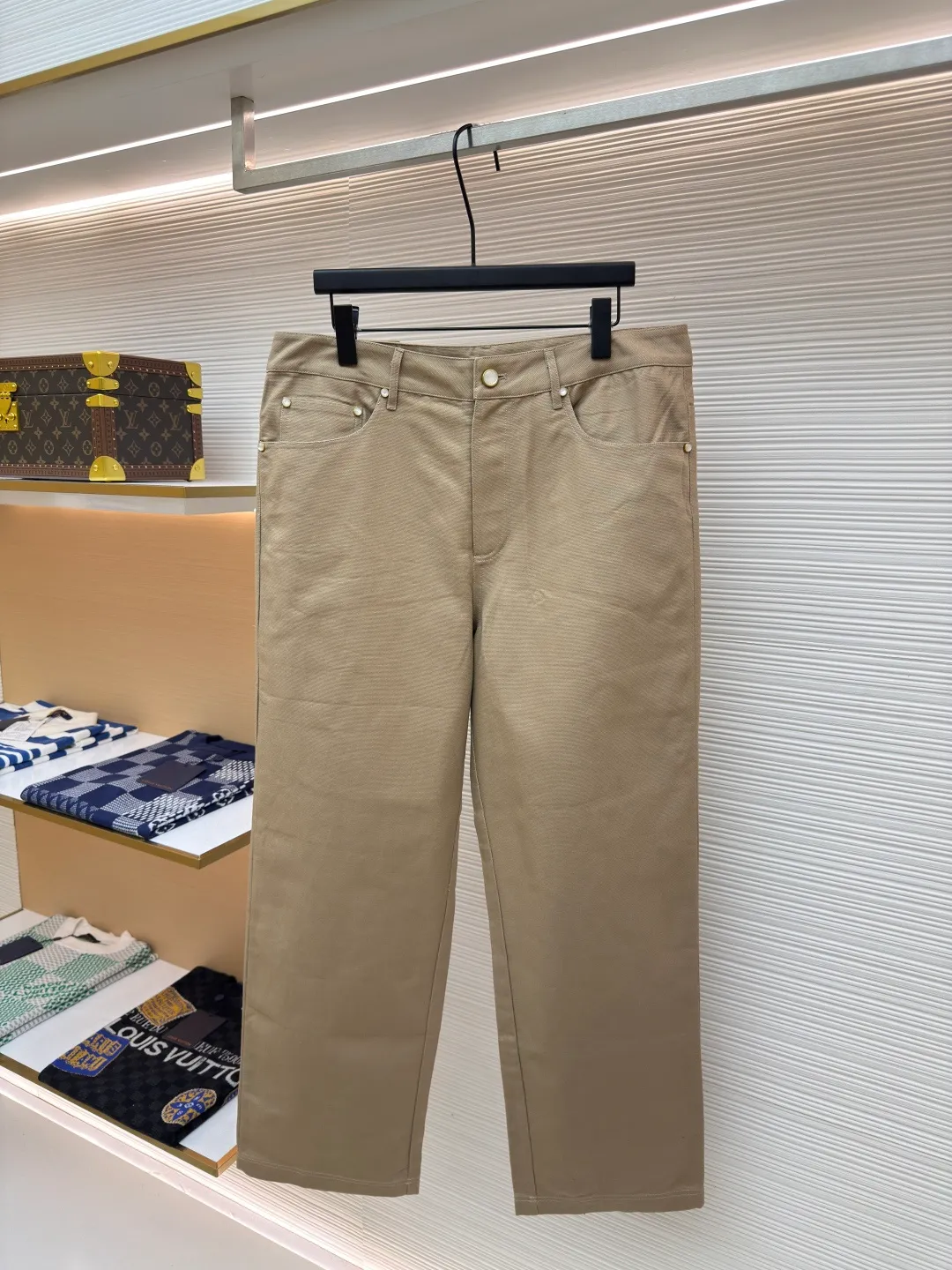 LOUIS VUITTON slub martin trousers ●Authentic product: purchased and developed for 10800 ●Item number: 1680309-B50 ●Fabric: small martin yarn-dyed fabric ●Technology: made on positioning cutting machine ●Version: fitted version ●Weight: about 560 grams ●Size: 44-46-48-50 ●Description: The fabric is made of Little Martin yarn-dyed fabric, the warp and weft yarns are 7s+7s double-twisted, the fabric is made of long lathe dyeing process, the color of the bulk fabric is custom-dyed, the small jacquard fabric for the collar is custom-woven, the back pockets are made of domestic high-speed machines, mercerized tatami The embroidery method is matched with rayon twill satin lining. The back square leather tag is made of two-layer cowhide and pressed with an embossed mold. The I-shaped buckle and rivets are made of antique gold-plated bases. The interior is inlaid with polished high-gloss mother-of-pearl. The shells are laser-engraved with letter patterns. The overall routing is straight and delicate, the fabric is comfortable and soft, the color is consistent and there is no color difference, it can be matched with the same style to create a fashionable look, and can be used in various occasions, customized accessories, complete with three standards, the same style for men and women!